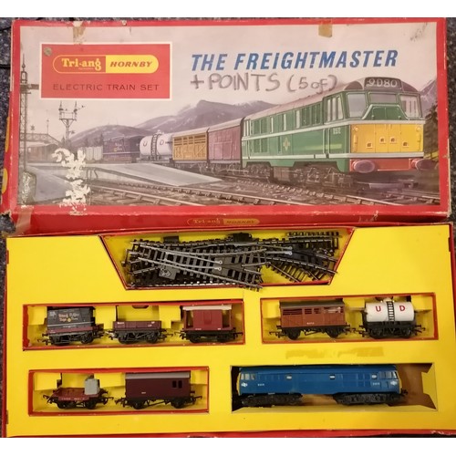 300 - TRIANG HORNBY 00 Gauge Freightmaster Train Set Cat No RS51 comprising Diesel No D5572 blue, 7 wagons... 