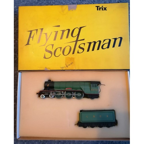 302 - TRIX 00 Gauge 2 rail LNER A3 class 4-6-2 No 4472 Flying Scotsman green, in presentation box Cat no 1... 