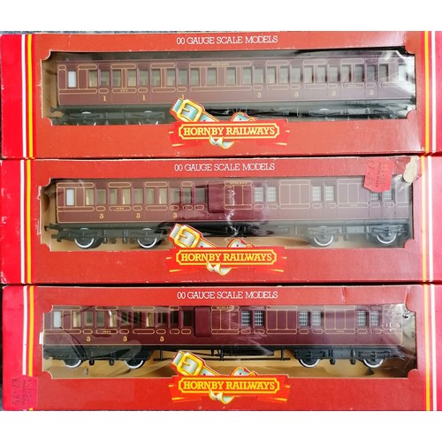 322 - HORNBY 00 gauge Midland Railway bogie clerestory carriages comprising 2x Brake 3rd Cat No R453 red, ... 