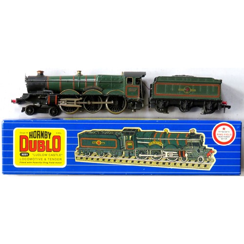 169 - HORNBY DUBLO 3-rail 3221 Castle Class 4-6-0 “Ludlow Castle” Loco and Tender No. 5002 BR lined green ... 