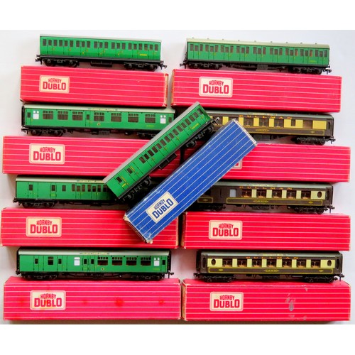 176 - HORNBY DUBLO 2/3 rail Superdetail Coaches comprising:  6 x SR green (4 x Surburbans, 2 x Composite),... 