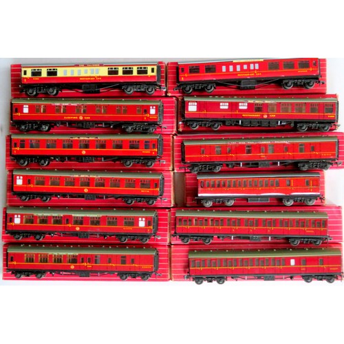 178 - HORNBY DUBLO 2/3 rail Superdetail BR maroon Coaches comprising: Suburbans (4083, 4084), Composite (4... 