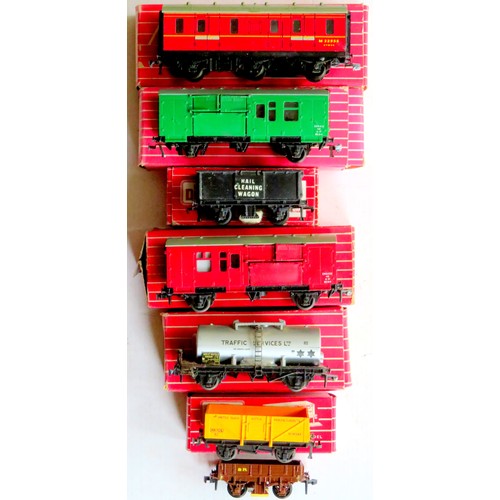 180 - HORNBY DUBLO 2/3 rail Superdetail Rolling Stock comprising: 4654 Reproduction Rail Cleaning Wagon in... 