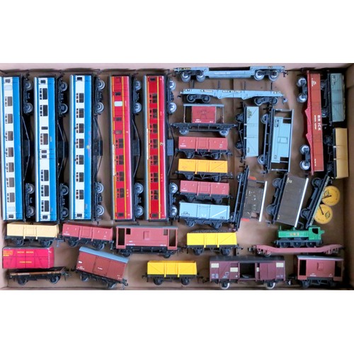 191 - HORNBY DUBLO 2 and 3 rail Rolling Stock to include 5 x Tinplate Coaches and 26 x Goods Wagons. Fair ... 