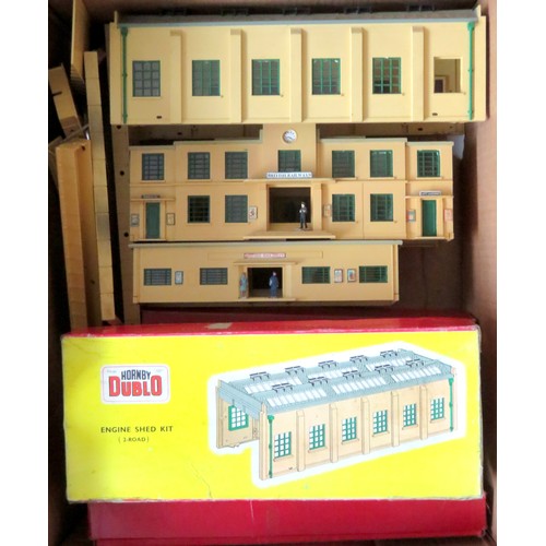 200 - HORNBY DUBLO Plastic Building Kits comprising: 5020 Goods Depot Fair in Good Box, 2 x 2-Road Engine ... 