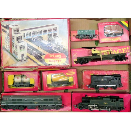 214 - TRIANG / HORNBY 00 gauge Locos, Rolling Stock and Accessories comprising: Triang R256 0-6-0 Clockwor... 