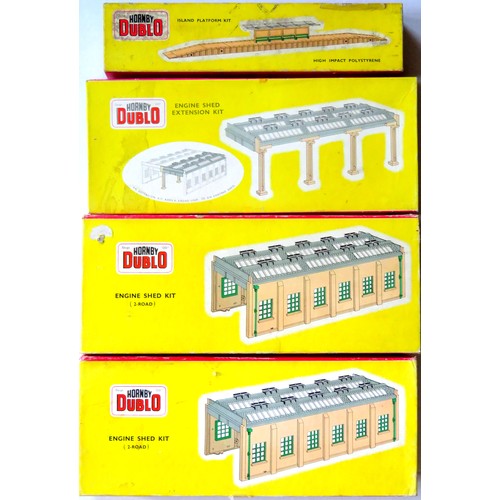 147 - HORNBY DUBLO Plastic Building Kits comprising: 2 x 5005 2-Road Engine Shed Kits, 5006 Engine Shed Ex... 