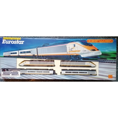 332 - HORNBY H0 Gauge Eurostar Train Set No.647 comprising Eurostar Power Car, Eurostar Dummy Power Car, 1... 