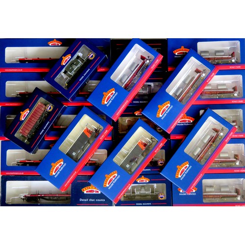 115 - BACHMANN 00 gauge Goods Rolling Stock comprising: 4 x 38-159 BDA Bogie Bolster Wagon Railfreight wit... 