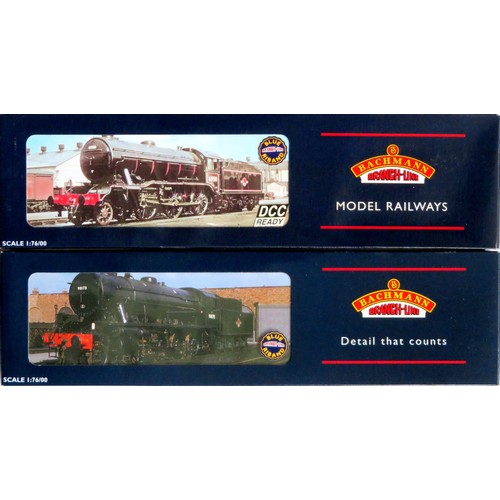 136 - BACHMANN 00 gauge Steam Locos comprising: 32-253 WD Austerity 2-8-0 Loco and Tender No. 90312 BR bla... 