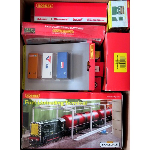 285 - HORNBY 00 gauge Accessories comprising: R9521 Skaledale Fuel Unloading Terminal, R9715 Lite Bite San... 