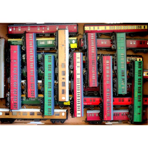 330 - MAINLINE / HORNBY / TRIANG etc. 00 gauge 24 x assorted Coaches, various types and liveries to includ... 