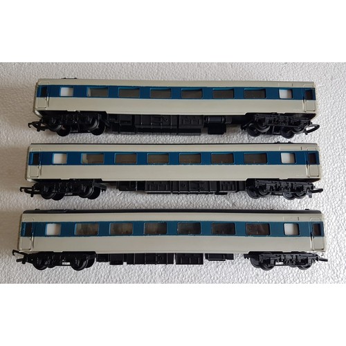 48 - TRI-ANG HORNBY R426 Pullman Parlour Cars x3, Grey/Blue livery. (3) VG/no boxes.