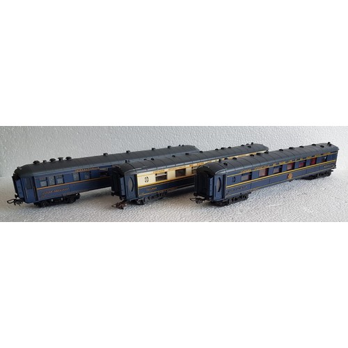 70 - HORNBY ACHO Pullman Cars x3, Restaurant Cars x3, plus rare Salon Bar. (7) Very Good.