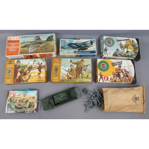 392 - AIRFIX 1/32 Infantry Sets plus F4u Corsair, Frog BAC Canberra and some loose plastic figures and lan... 