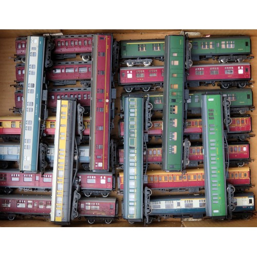 106 - HORNBY / TRIANG / LIMA etc. 00 gauge 20 x assorted Coaches various types and liveries to include: SR... 