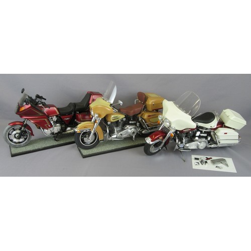 514 - HARLEY DAVIDSON / KAWASAKI scale motorbike built kits to include 1:12 Harley Davidson Electra Glide ... 