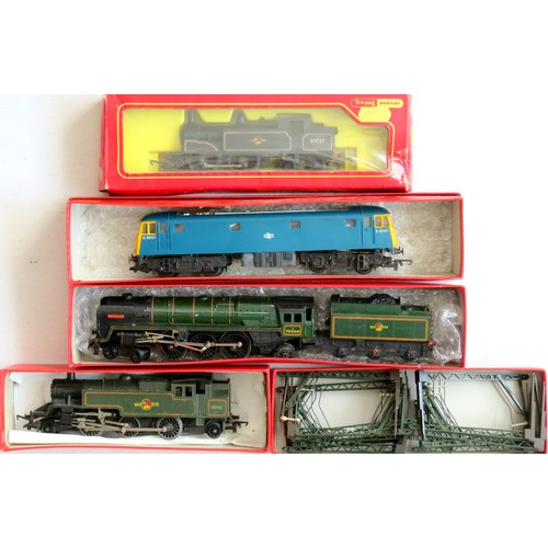 151 - TRIANG / HORNBY 00 gauge Locos and Accessories comprising: Triang R753 Overhead Electric Single Pant... 