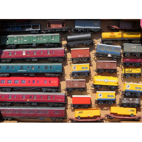 154 - HORNBY / AIRFIX / TRIANG etc. 00 gauge 25 x assorted Rolling Stock to include: Parcels, Tankers, Van... 