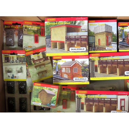 184 - HORNBY 00 gauge Skaledale Buildings and Lineside Accessories to include: 2 x R8632 Signal Box, R8639... 