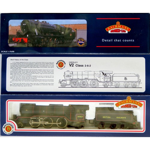 267 - BACHMANN 00 gauge Steam Locos comprising: 32-256 WD Austerity 2-8-0 Loco and Tender No. 90566 BR bla... 