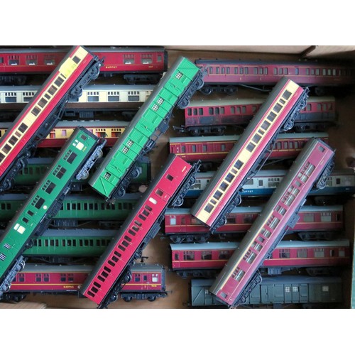 340 - HORNBY / BACHMANN etc. 00 gauge Coaches 20 x various types and liveries to include: SR green, crimso... 