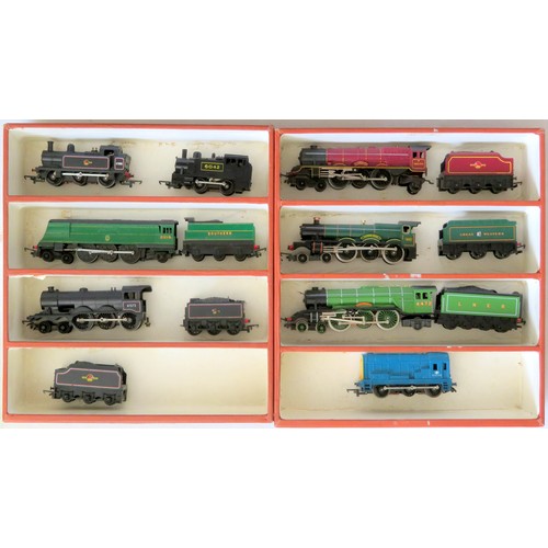 559 - HORNBY / TRIANG 00 gauge Locos comprising: 4-6-2 “Flying Scotsman” Loco and Tender No. 4472 LNER gre... 