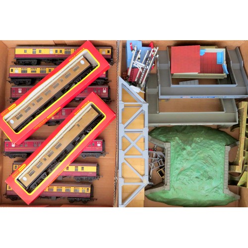 561 - HORNBY / TRIANG 00 gauge Coaches and Accessories to include: 9 x assorted Coaches, various types to ... 