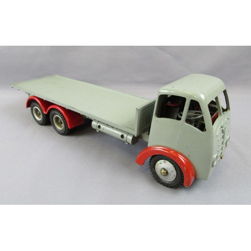 529 - SHACKLETON Foden Flatbed in light grey with red mudguards. Good Plus to Excellent original condition... 