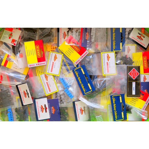 139 - HORNBY / BACHMANN / GILBOW etc. 00 gauge 50+ x Card Header Accessories Packs to include: Various Whe... 