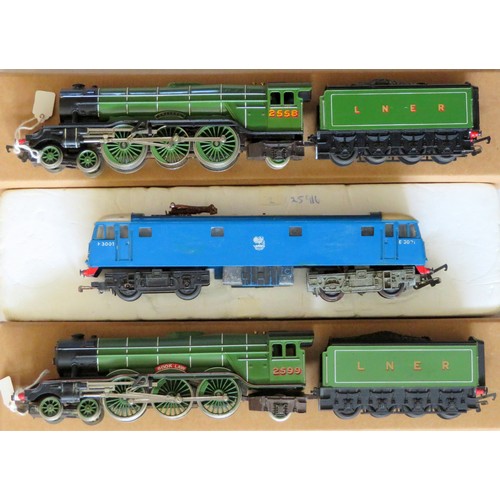 168 - HORNBY / TRIANG 00 gauge Locos comprising: Triang R753 Single Pantograph Overhead Electric Loco No. ... 