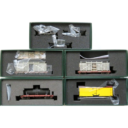 339 - BACHMANN Spectrum On30 American Outline Rolling Stock comprising: 27199 Tank Car, painted, unlettere... 