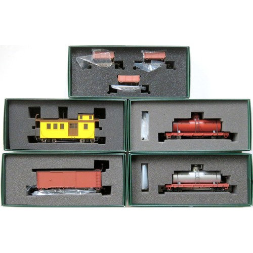 340 - BACHMANN Spectrum On30 American Outline Rolling Stock comprising: 27099 Box Car, painted, unlettered... 