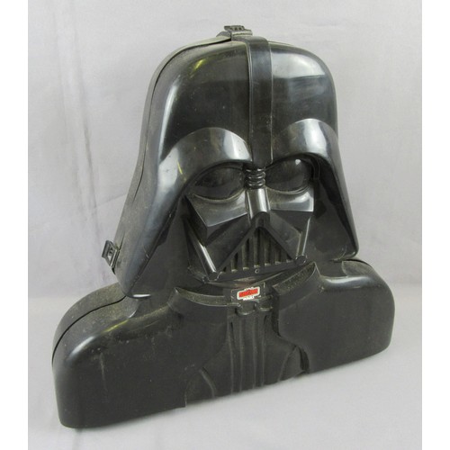 239 - STAR WARS Carry Case with 18 assorted vintage figures. Figures are Good to Excellent in a Good Plus ... 