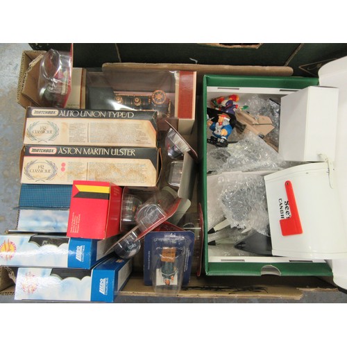 471 - MODELS / BOOKS mixed lot to include Matchbox, Lledo, 2x display cases and assorted transport and mod... 