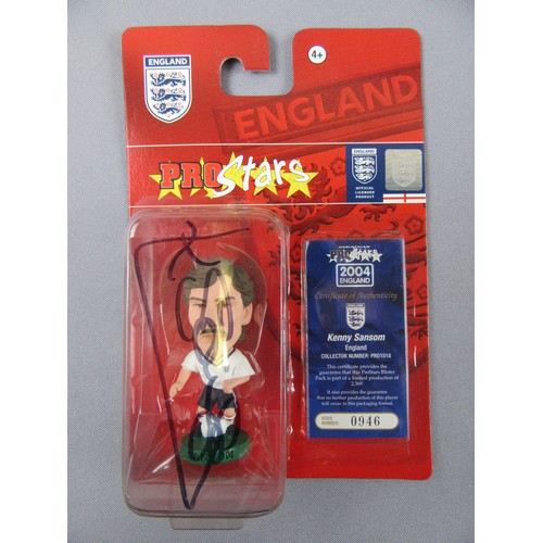 475 - CORINITHIAN FOOTBALL Figures to include multipack sets and packs (England, World Cup Stars) plus sig... 