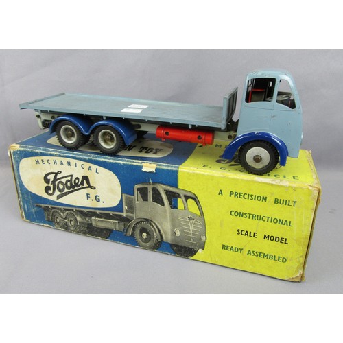 516 - SHACKELTON Foden Flatbed in grey with dark blue mudguards. Good Plus in a Fair Original Box.