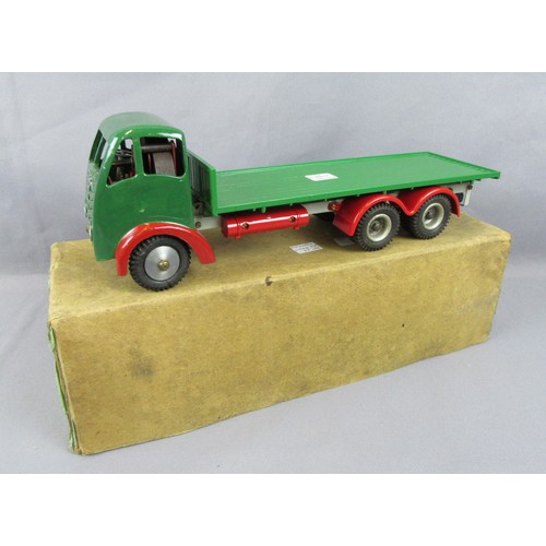 517 - SHACKELTON Foden Flatbed, restored in green with red mudguards in a fair box.