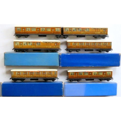 398 - HORNBY DUBLO 3-rail 2-Car Gresley Teak Articulated Coach Set. Fair, also 4 x matching Gresley Teak C... 