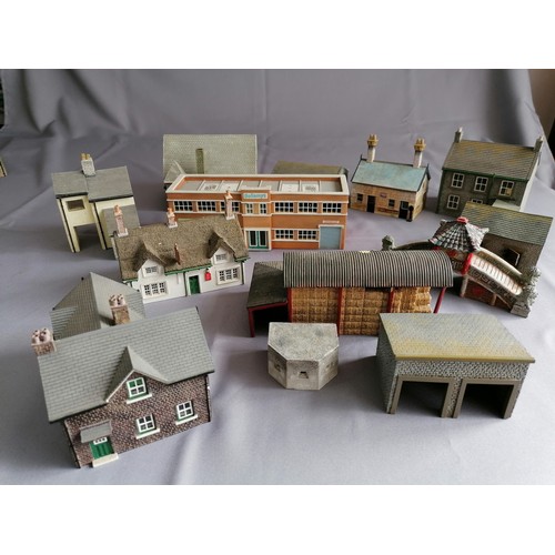 563 - HORNBY Skaledale 00 Gauge resin buildings comprising 17 pieces. Bellamy factory, pill box, station, ... 