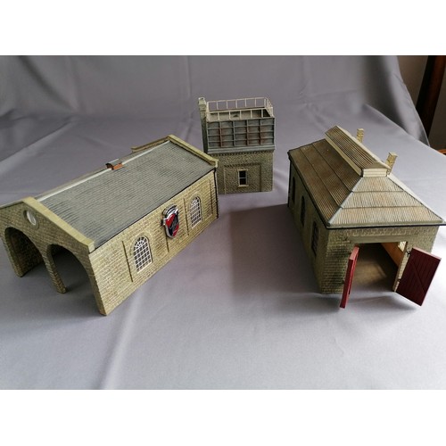 563 - HORNBY Skaledale 00 Gauge resin buildings comprising 17 pieces. Bellamy factory, pill box, station, ... 