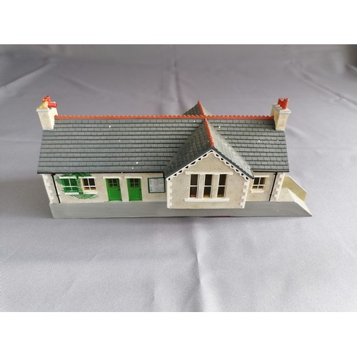 563 - HORNBY Skaledale 00 Gauge resin buildings comprising 17 pieces. Bellamy factory, pill box, station, ... 