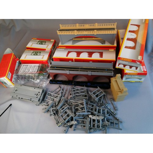 564 - HORNBY  00 Gauge Viaduct, Bridges etc comprising boxed Viaduct R180 x2, River Bridge R499 x3 (2 boxe... 