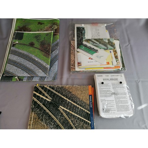 565 - HORNBY 00 Gauge Track (some new) and ancillaries comprising Turntable, Pedestrian Bridge x2, Track: ... 