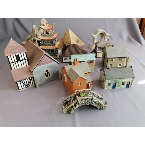 566 - HORNBY & Others 00 Gauge Assorted Buildings and Structures comprising Chinese pagoda, Pyramids, Bung... 