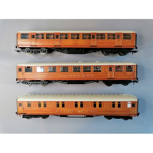 569 - HORNBY 00 Gauge Teak Coaches comprising Buffet Coach No.32372, Sleeper No.1208, 3rd Compartment Coac... 