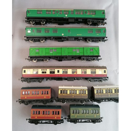 582 - HORNBY 00 Gauge Carriages comprising Mk1 Composite 1st/2nd Carriage CK green Mk1 Buffet Carriage RMB... 