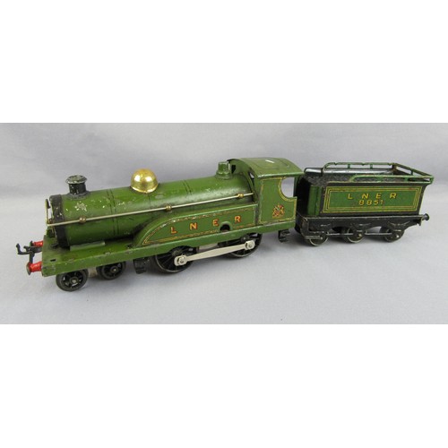 527 - HORNBY 0 Gauge Clockwork 4-4-0 Locomotive with 6-wheel tender LNER No 8851 lined green. Only one hea... 