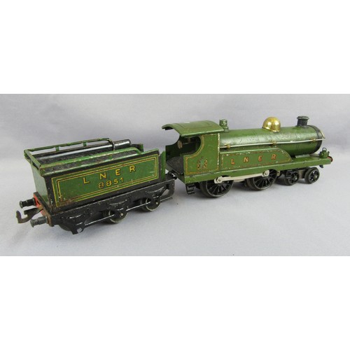 527 - HORNBY 0 Gauge Clockwork 4-4-0 Locomotive with 6-wheel tender LNER No 8851 lined green. Only one hea... 