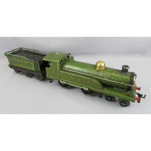 527 - HORNBY 0 Gauge Clockwork 4-4-0 Locomotive with 6-wheel tender LNER No 8851 lined green. Only one hea... 